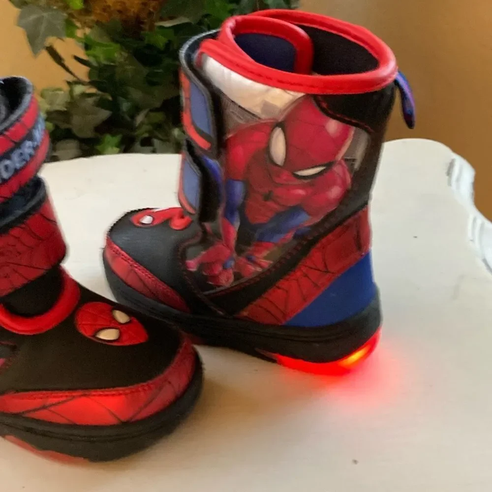 COPY - 🕷️-Man Marvel Spider-Man  Boy’s Light Up Snowboots Size 7